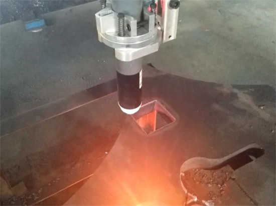 Tugas berat mesin pemotong plasma 1325 untuk pelat baja karbon tanda pemotongan logam